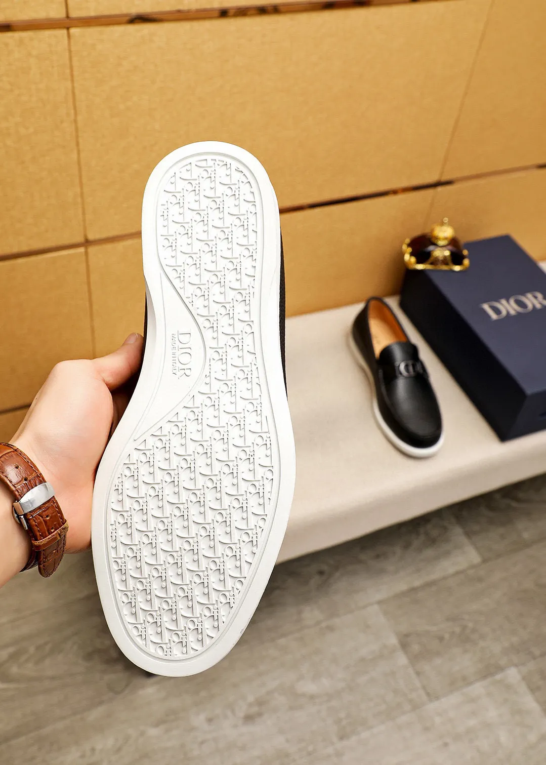 Men's shoes 💰480 💐Original packaging Product trademark: Dior "Dior" casual leather shoes Regular size: 38-44 (45.46.47🉑️Customized) Product materials: Selected Italian imported first-layer pebbled cowhide leather upper + luxury hardware buckle, imported water-dyed cowhide lining. Strong three-dimensional visual effect, original rubber outsole Color: 3⃣️colors available